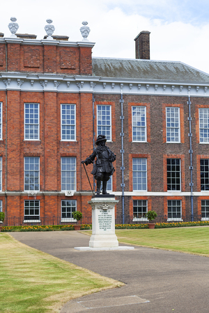 LONDON, UNITED KINGDOM - JUNE 23, 2017: Statue of William III in front of Kensington Palace in Kensington Gardens.  It has been a residence of the British Royal Family since the 17th century and Queen Victoria's birthplaceのeditorial素材