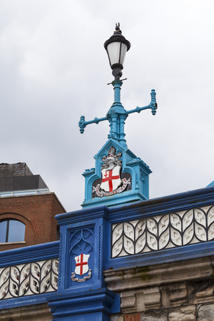 Coat of arms of City of London on Tower Bridge, street lamp, London, United Kingdomの写真素材