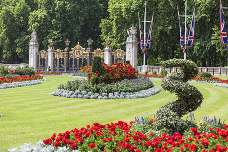 LONDON, UNITED KINGDOM, JUNE 21, 2017: Square in front of the Buckingham Palace with flowerbed and decorative gate to Green Park, London, United Kingdom. It  is one of the Royal Parks of Londonのeditorial素材