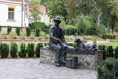 Krynica-Zdroj, Poland - August 31, 2022: Monument to Nikifor Krynicki, a naive painter who lived and worked in Krynica at the beginning of the 20th centuryのeditorial素材