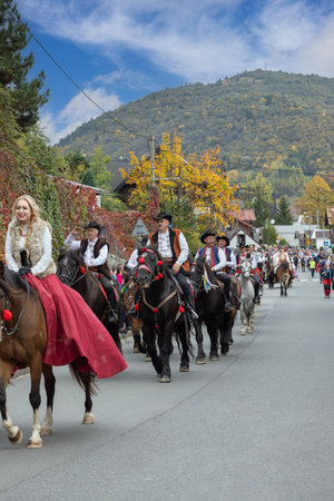 Szczawnica, Poland - October 12, 2024: Autumn trailing of the Sheep (redyk), return of shepherds with flocks of sheep from grazing on pastures in Pieniny. Parade of highlanders in regional costumesのeditorial素材