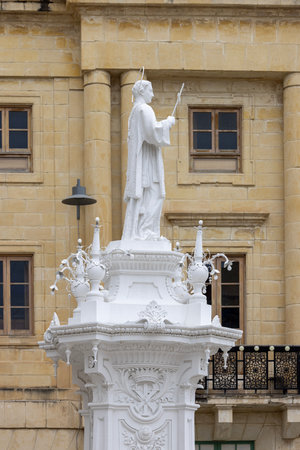 Valletta, Malta - April 16, 2025: White marble statue of Saint Lawrence, located historic city of Birgu (Vittoriosa)の写真素材