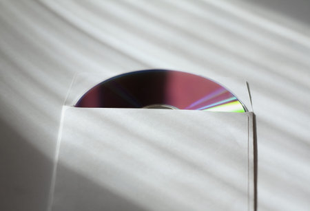 The compact disk into envelope.