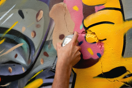 Graffiti artist draws on the wallのeditorial素材