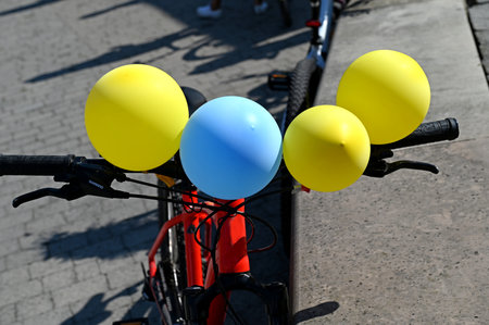 The handlebars of the bicycle are decorated with yellow and blue air balloons.の写真素材