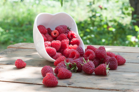 Raspberries in bowl