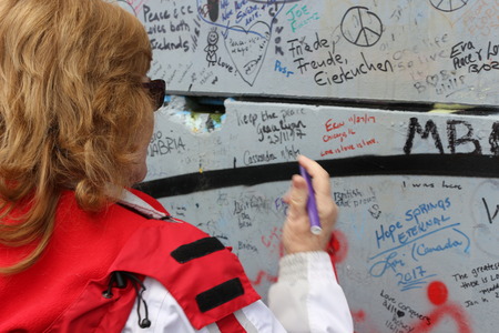 February 20 2018, Belfast Northern Ireland: Editorial photograph of a women signing the peace wall that is situated in Belfast. The peace wall is a symbol of peace between the loyalists and British.のeditorial素材