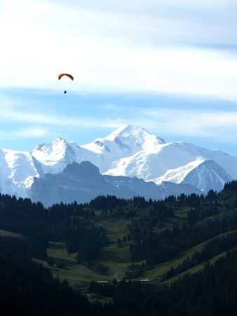 Paragliding front of the Mont Blancの写真素材