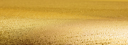 Metallstruktur with drops of water and boke auf goldenem Hintergrund. Panorama-goldene Texturの写真素材
