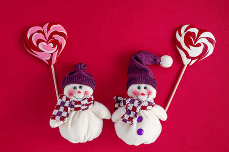 Snowmen holding traditional christmas candies. Xmas background. Top view, overheadの写真素材