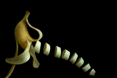 peeled banana sliced into piecesの写真素材