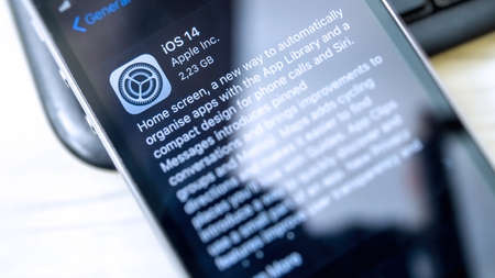 Vienna Austria September 19 2020: Close up iPhone SE screen operation software update iOS to 14 version, iphone developed by apple Inc.のeditorial素材