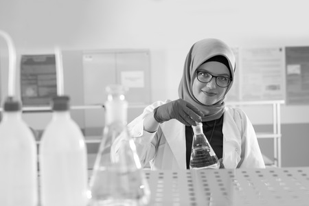 muslim lab worker doing an analysisの写真素材