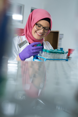 muslim lab worker doing an analysisの写真素材