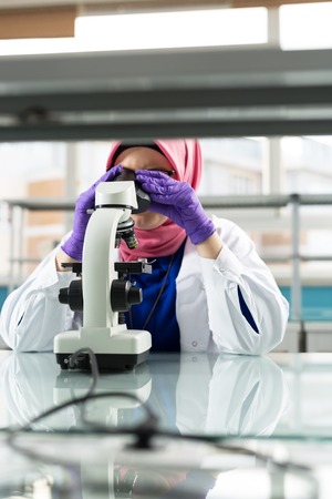 muslim lab worker doing an analysisの写真素材