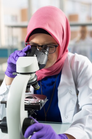 muslim lab worker doing an analysisの写真素材