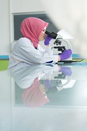 muslim lab worker doing an analysisの写真素材