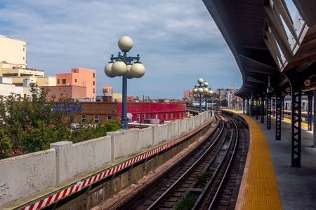 Empty Metro Station with buildings in the distance in Brooklyn, New Yorkのeditorial素材