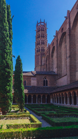 View of the cloister and courtyard of Church of the Jacobins, in Toulouse, Franceの写真素材