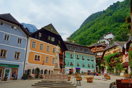 Scenic picture postcard view of famous Hallstatt mountain village in the Austrian Alps at beautiful light in summer, Salzkammergut region, Hallstatt, Austria, Europeのeditorial素材