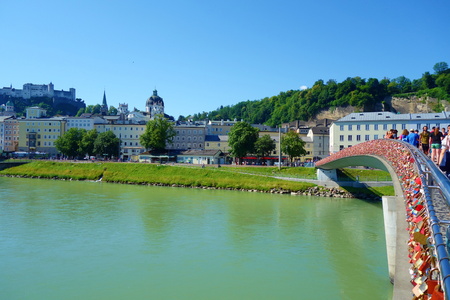 Century-old tradition of inscribing a lock with lover's initials, affixing it to a popular bridge and tossing the key into the river to symbolize their eternal love. At Makartsteg footbridgeのeditorial素材