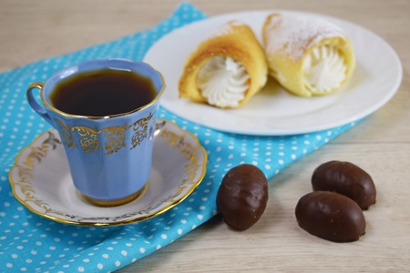 Delicious cake tubes with protein cream and fragrant fresh tea.