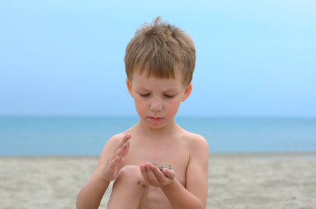 little boy playing with sandの写真素材