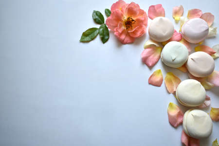 top view of a delicate marshmallow with a rose and its petalsの写真素材