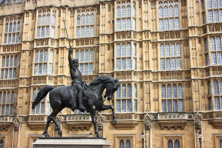 Statue of Richard The Lionheart outside the houses of Parliament, London, Englandの写真素材