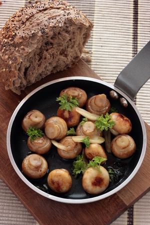Button mushrooms in a garlic butterの写真素材