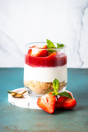Cheesecake in a glass. Strawberry cheesecake, delicious dessert no baking with fresh berries.の写真素材