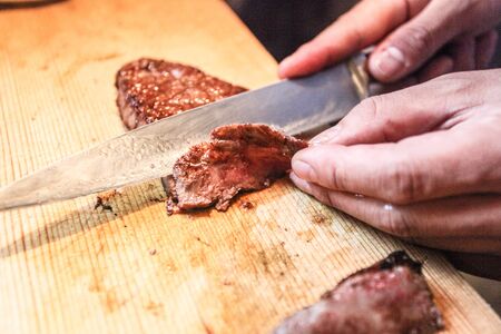 Slicing beef tataki with knifeの素材