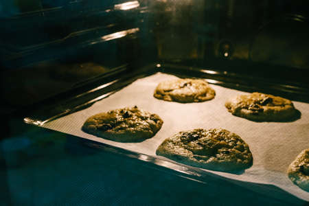 American cookies are cooked in the oven, kind of through the glass.
