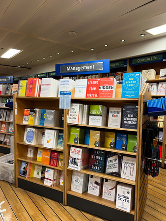 Herceg-Novi, Montenegro - 17 august 2023: Books on leadership and management stand on shelves in a bookstoreのeditorial素材