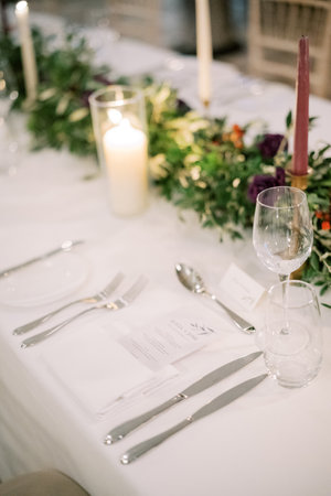 Invitation lies on a napkin near the glasses among the cutleryの写真素材