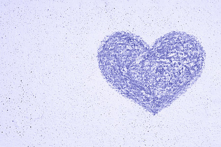 Purple heart chalk drawn on white wall, copy spaceの写真素材
