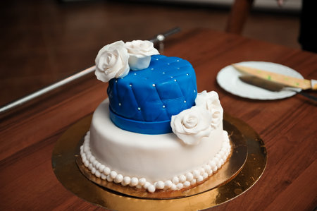 Wedding details - wedding cake dessert with flowers as decor