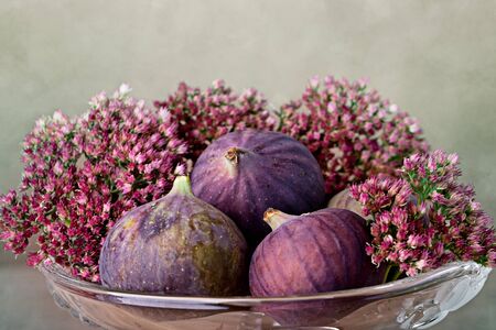 Fresh Fig fruits in decorative glass bowlの写真素材