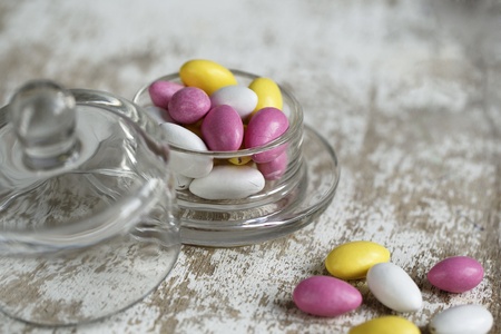 Bowl with bright pink, yellow and white sweet candy bonbonsの写真素材