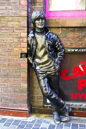 LIVERPOOL, ENGLAND - 5 JUNE : Statue of John Lennon at Mathew Street on June 5 2009 in liverpool, England. John Lennon was one of Musician legend - The Beatlesのeditorial素材