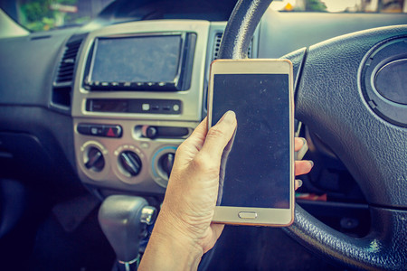 driver use mobilephone in car