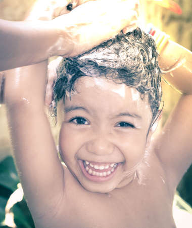 mom wash Asian kid's hair after cutting her hairの写真素材
