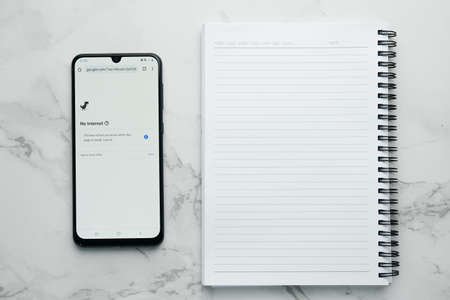 "Klang,Malaysia- Circa November, 2020: A picture of Google Chrome no internet connection on smartphone with notebook for fail onlineeducationconcept. "のeditorial素材