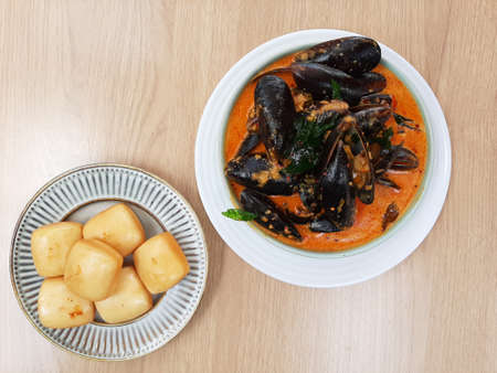Selective focus of part chilli butter mussels with mantao bread insightの写真素材