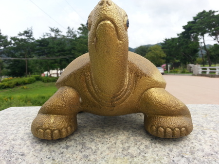 Big turtle decorative statue in parkの写真素材
