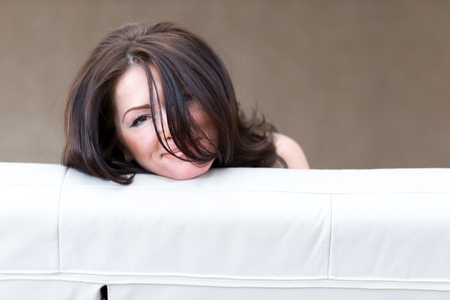 Frau im Wohnzimmerの写真素材