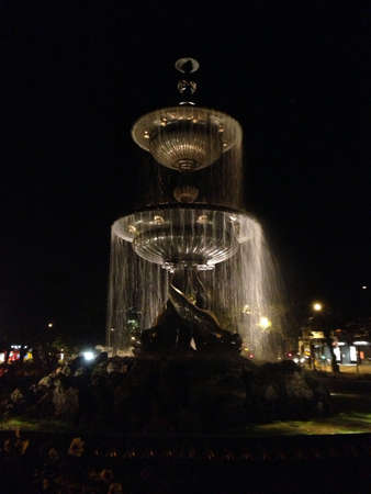 Night lit water fountain Brighton の素材
