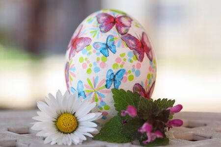 Colorful easter egg decoration with flowersの写真素材