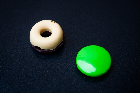 Close up plastic reminder magnets on dark backgroundの写真素材