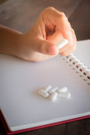 Hand on white pill medicine, stock photoの写真素材